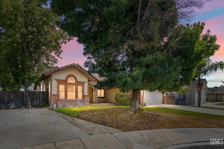 Property Photo:  6910 Safflower Court  CA 93313 