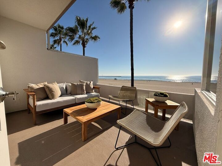 Property Photo: 6 SW Northstar St CA 90292