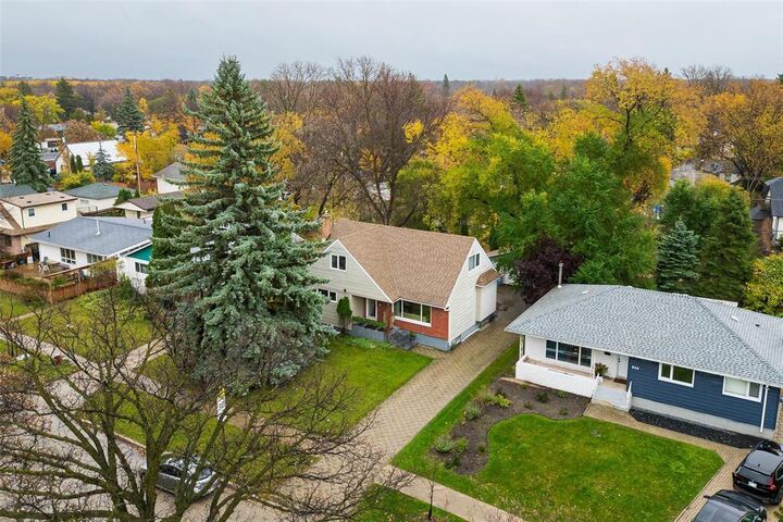 Property Photo:  950 Holly Avenue  MB R3T 1W5