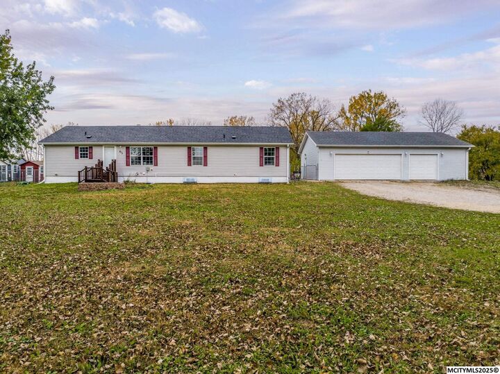 Property Photo:  815 N 40th St  IA 50428
