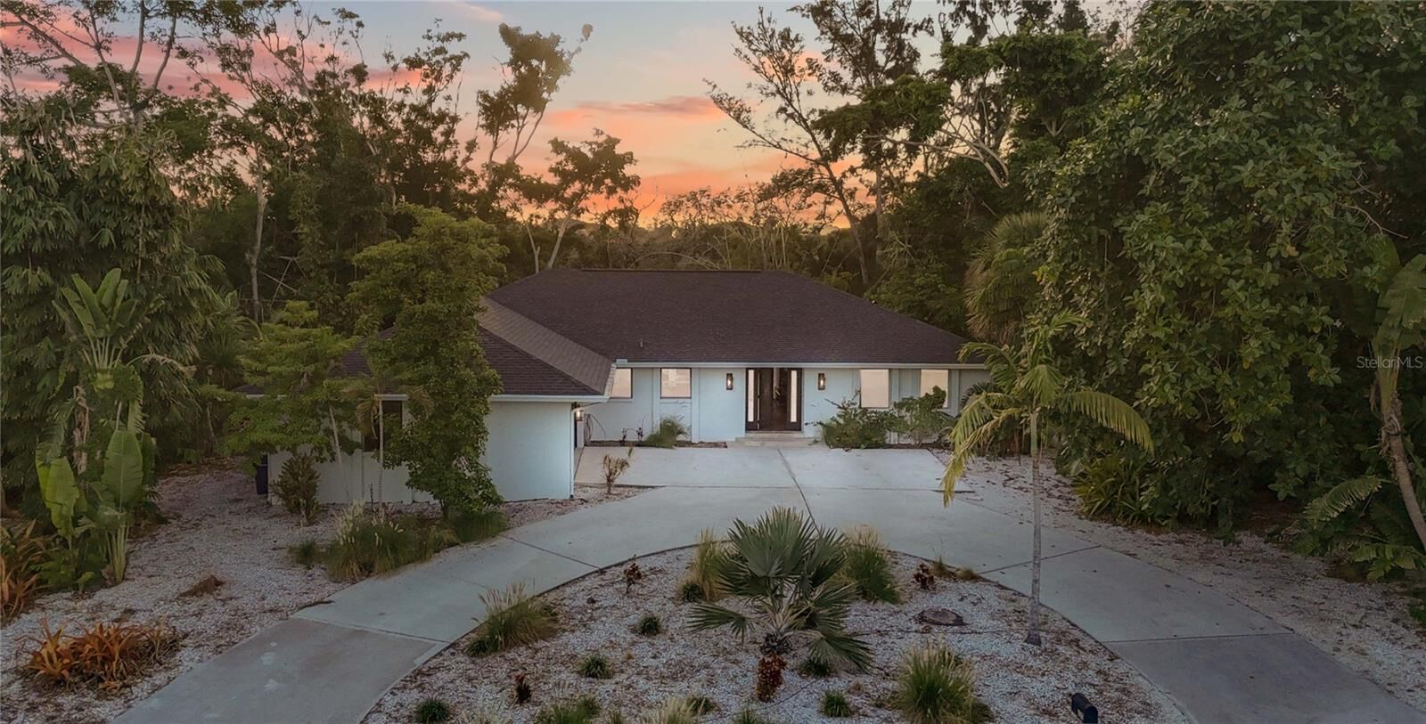 Property Photo: 635 Tropical Circle FL 34242