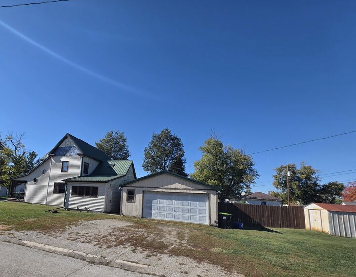 Property Photo:  623 E Clay Street  IL 61727