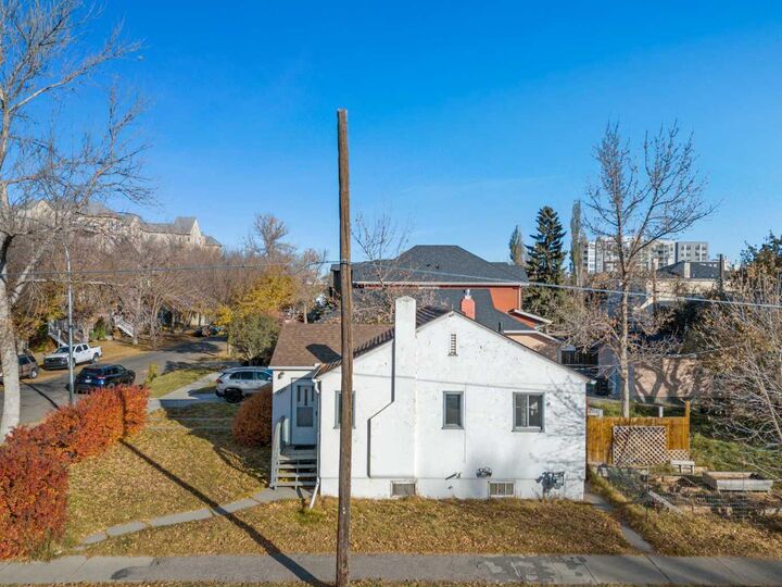 Property Photo:  1402 Centre A Street NE  AB T2E 2Z9 
