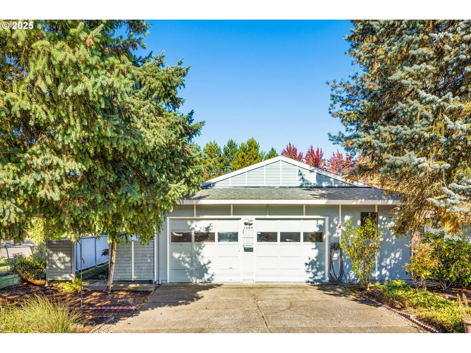 Property Photo: 1609 Camino Dr OR 97116