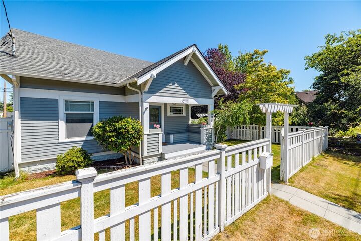 Property Photo:  1506  12th Street  WA 98221