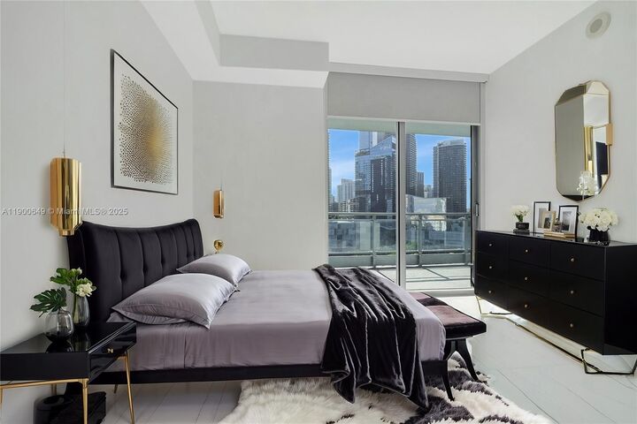 Property Photo:  90 SW 3rd St 1602  FL 33130 