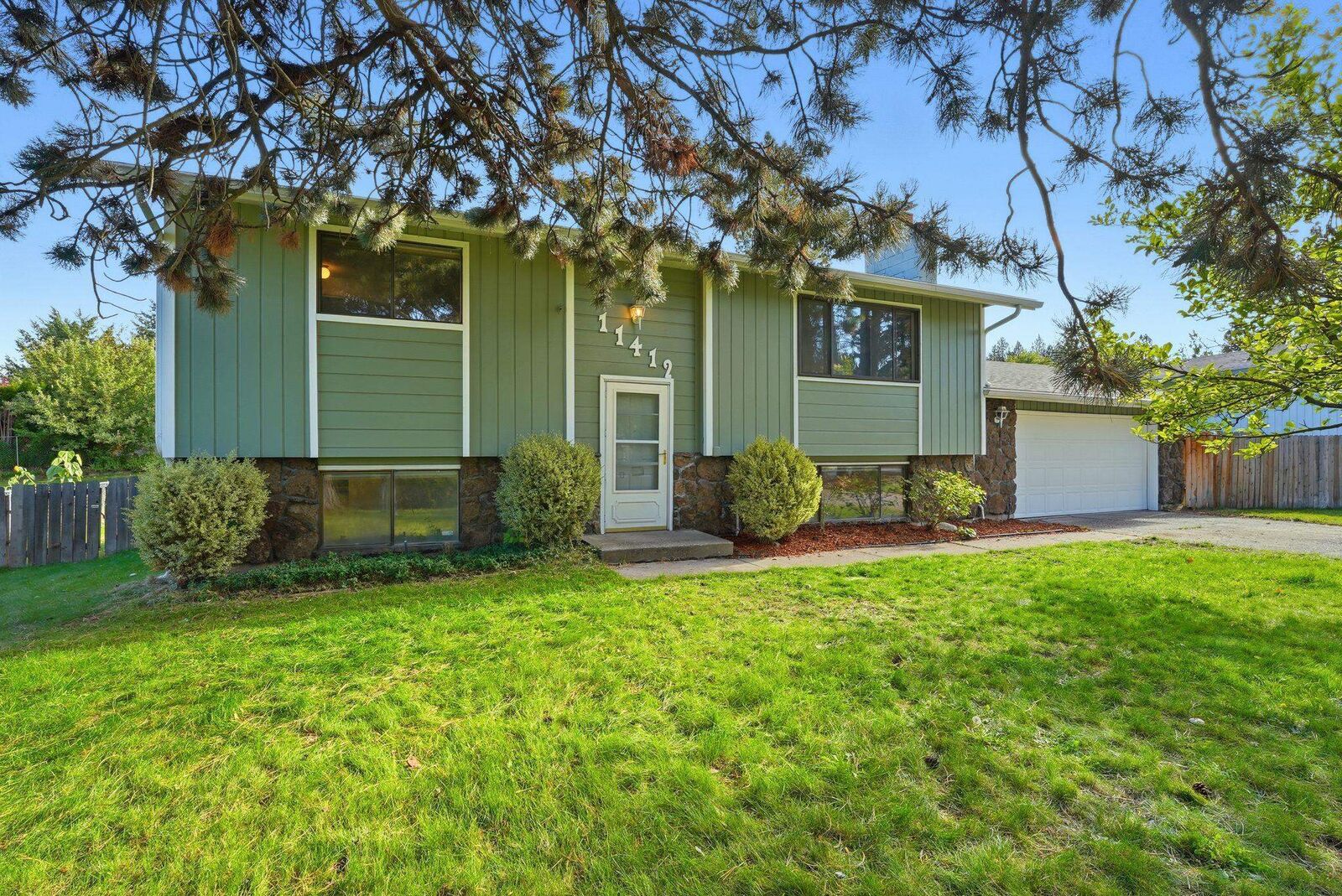 Property Photo: 11412 N King Arthur Dr WA 99218