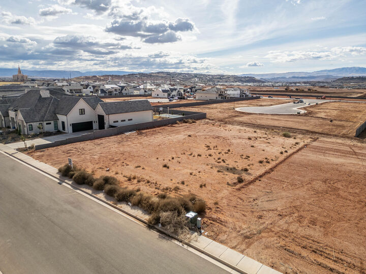Property Photo: 2744 S Leaf Ln UT 84780