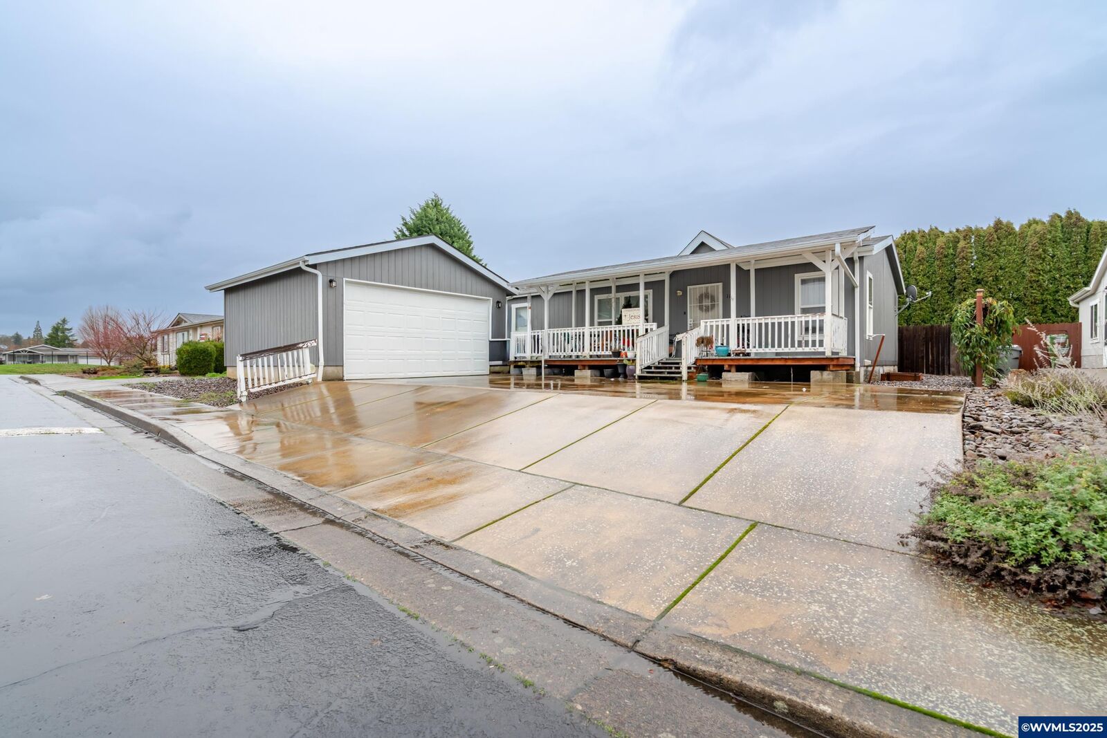 Property Photo: 610 Vaughan (#11) Ln 11 OR 97355