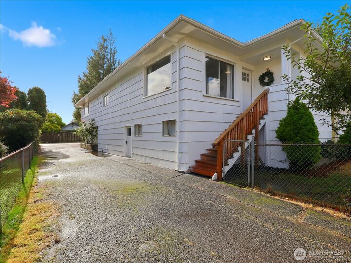 Property Photo:  1613  Cherry Street  WA 98520 