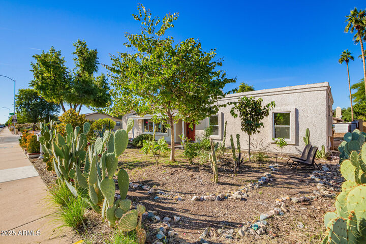 Property Photo:  1924 N Harris Drive  AZ 85203 