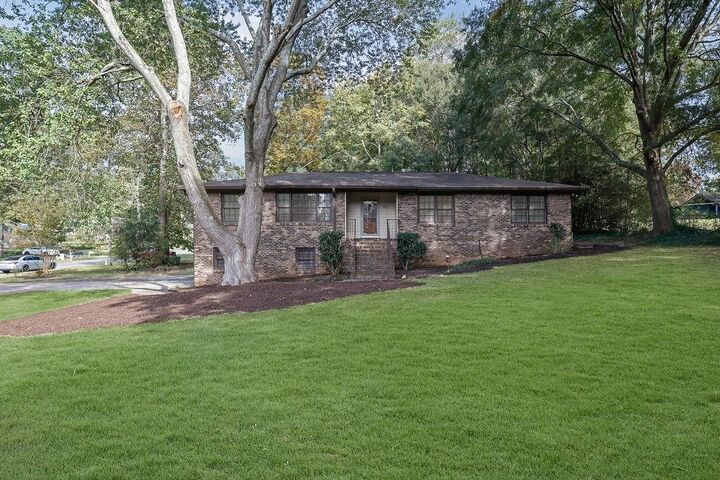 Property Photo: 905 Tanglewood Trail GA 30189