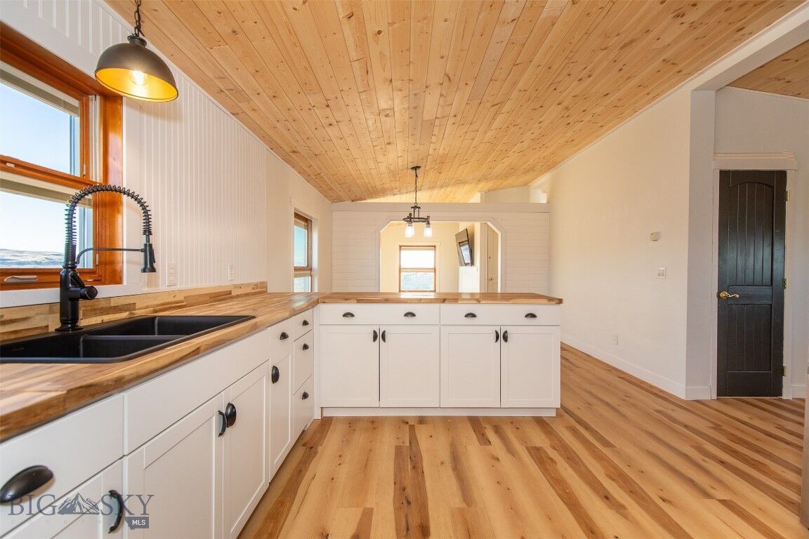 Property Photo: 690 Missouri Overlook Ln MT 59752