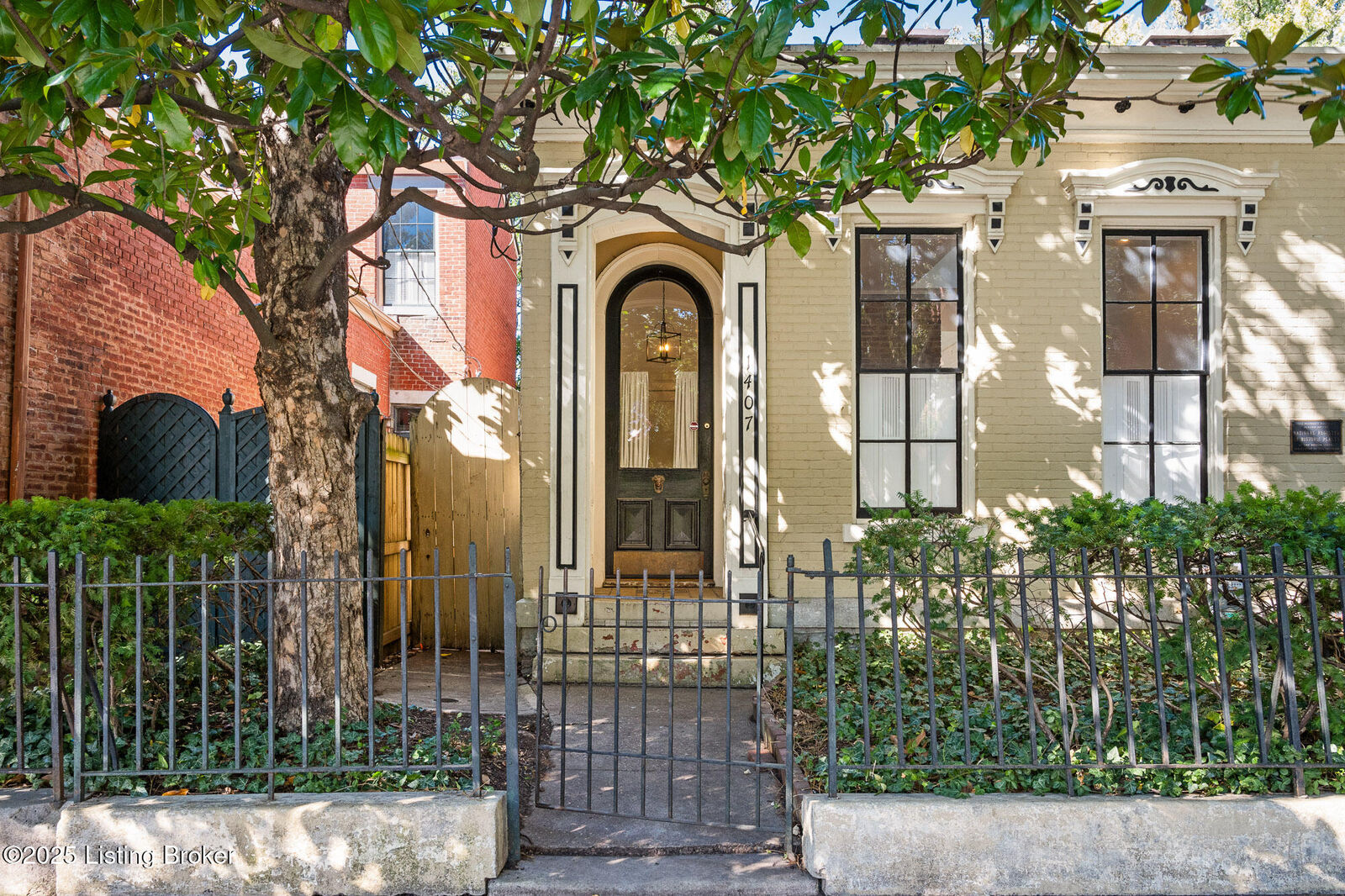 Property Photo: 1407 E Washington St KY 40206