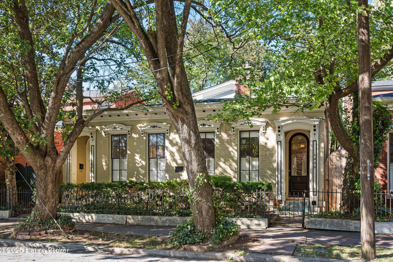 Property Photo:  1407-1409 E Washington St  KY 40206