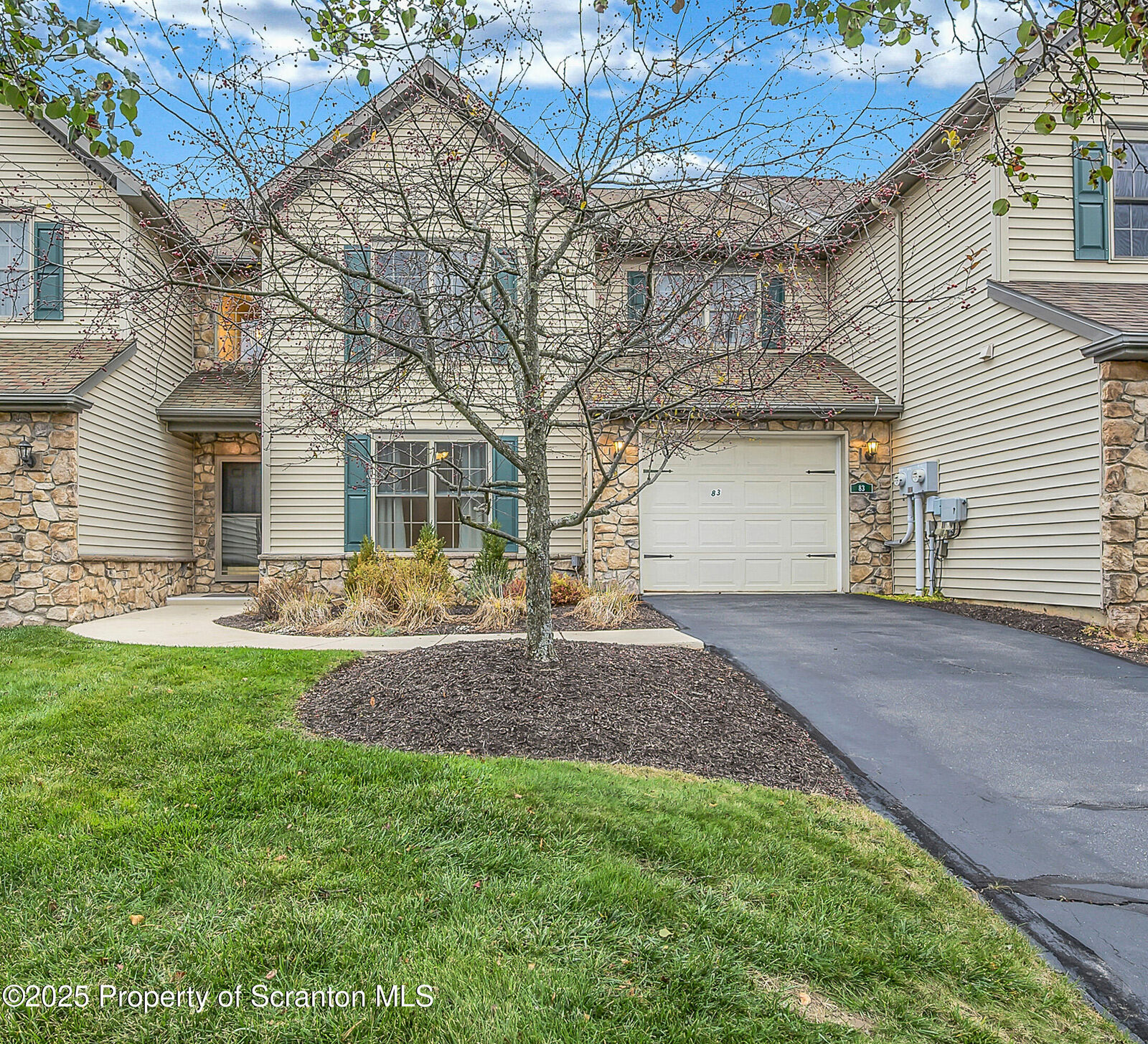 Property Photo:  83 Hedge Row Run  PA 18411 