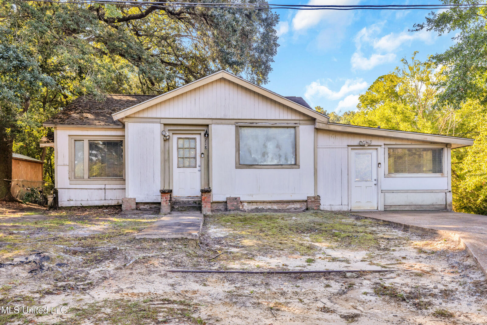 Property Photo:  718 Signal Street  MS 39564 