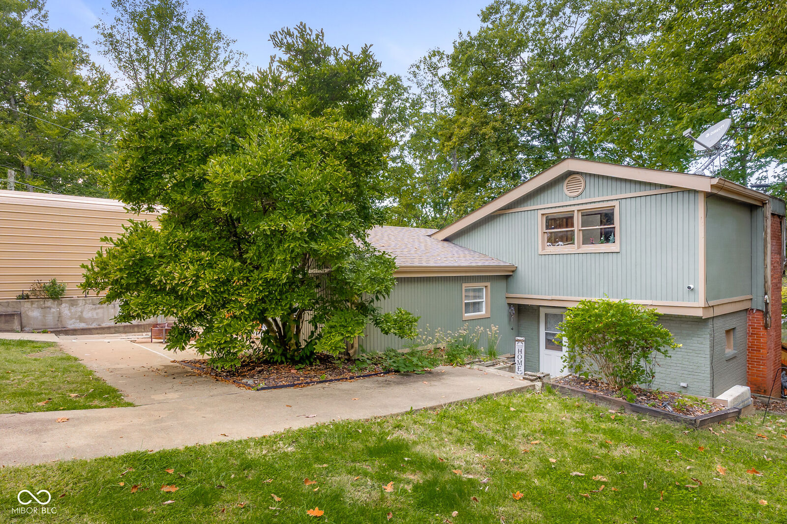 Property Photo: 202 W Lakeview Drive IN 46164