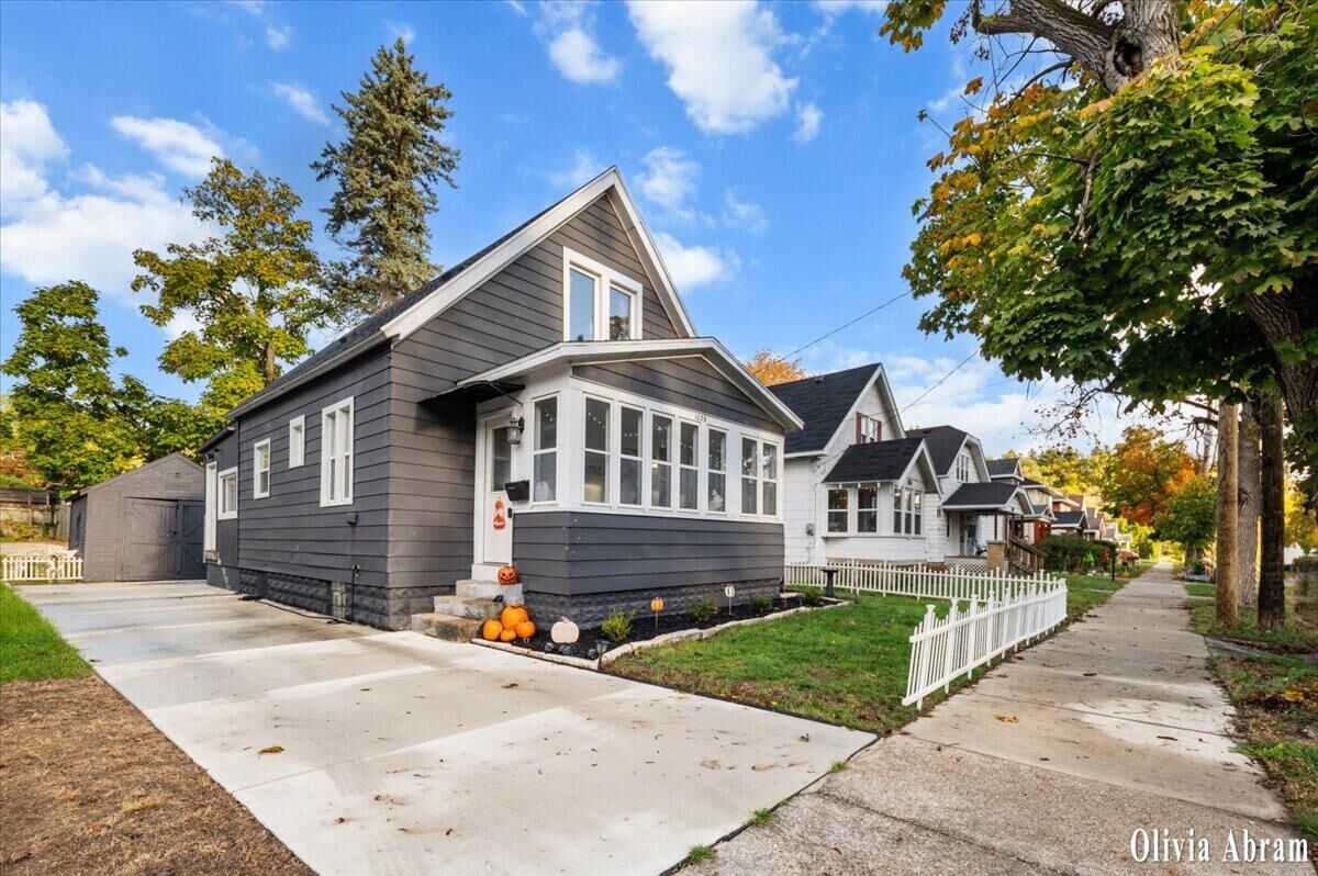 Property Photo:  1029 Woodrow Avenue NW  MI 49504 