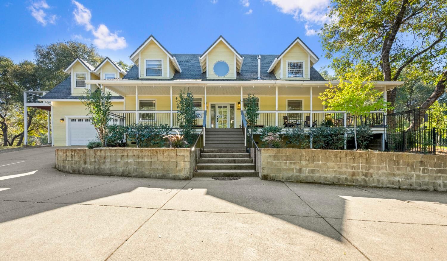 Property Photo:  2000 Oak Knoll Court  CA 95667