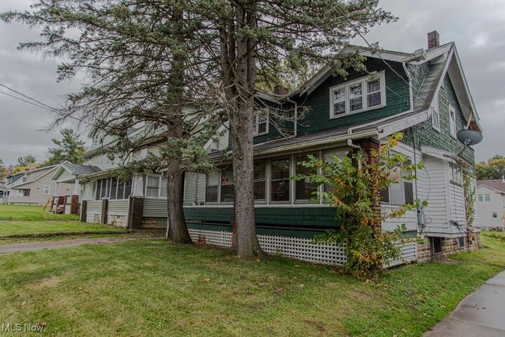 Property Photo:  597 W Warren Avenue  OH 44511