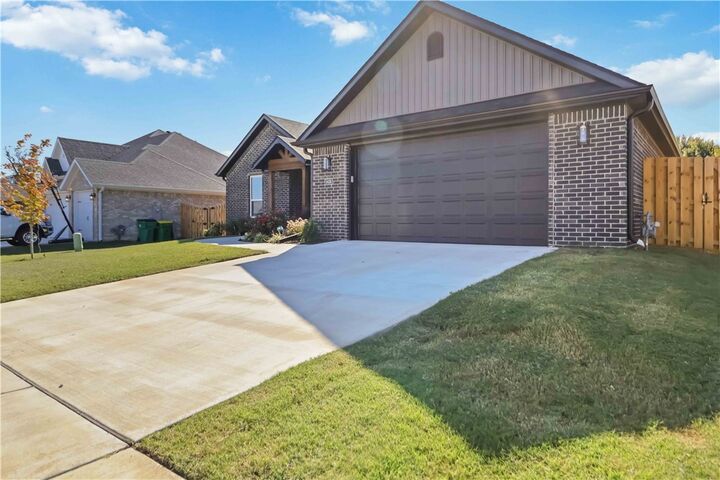 Property Photo:  1431 Sessile Oak Way  AR 72713