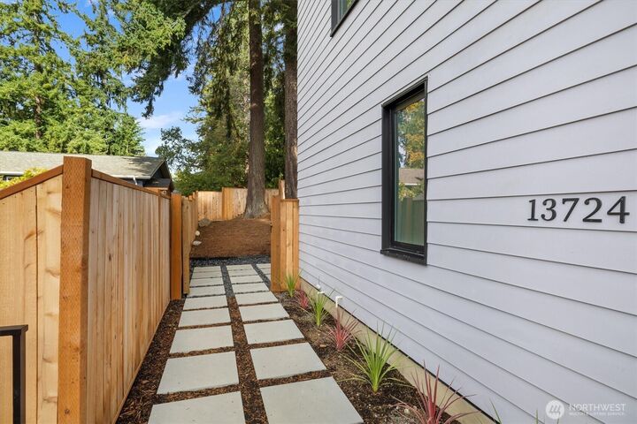 Property Photo: 13724 22nd Avenue NE WA 98125