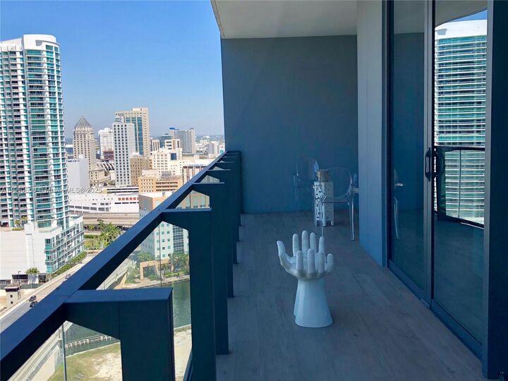 Property Photo:  68 SE 6th St 2006  FL 33131