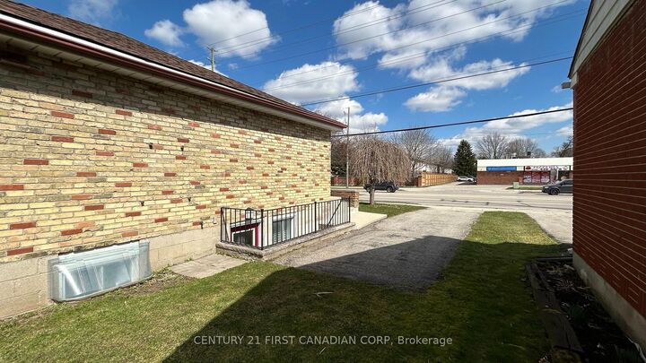 Property Photo:  1473 Adelaide Street N Unit 3 - Lower  ON N5X 1K3 