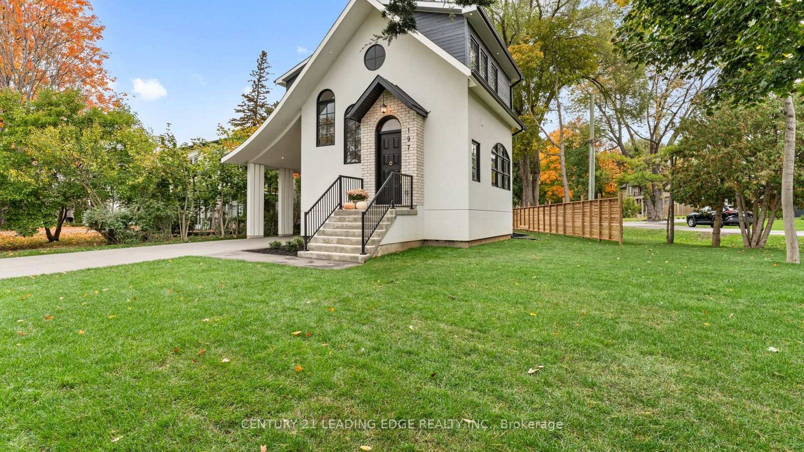Photo de la propriété:  197 Glen Oak Drive N  ON L6K 2J3