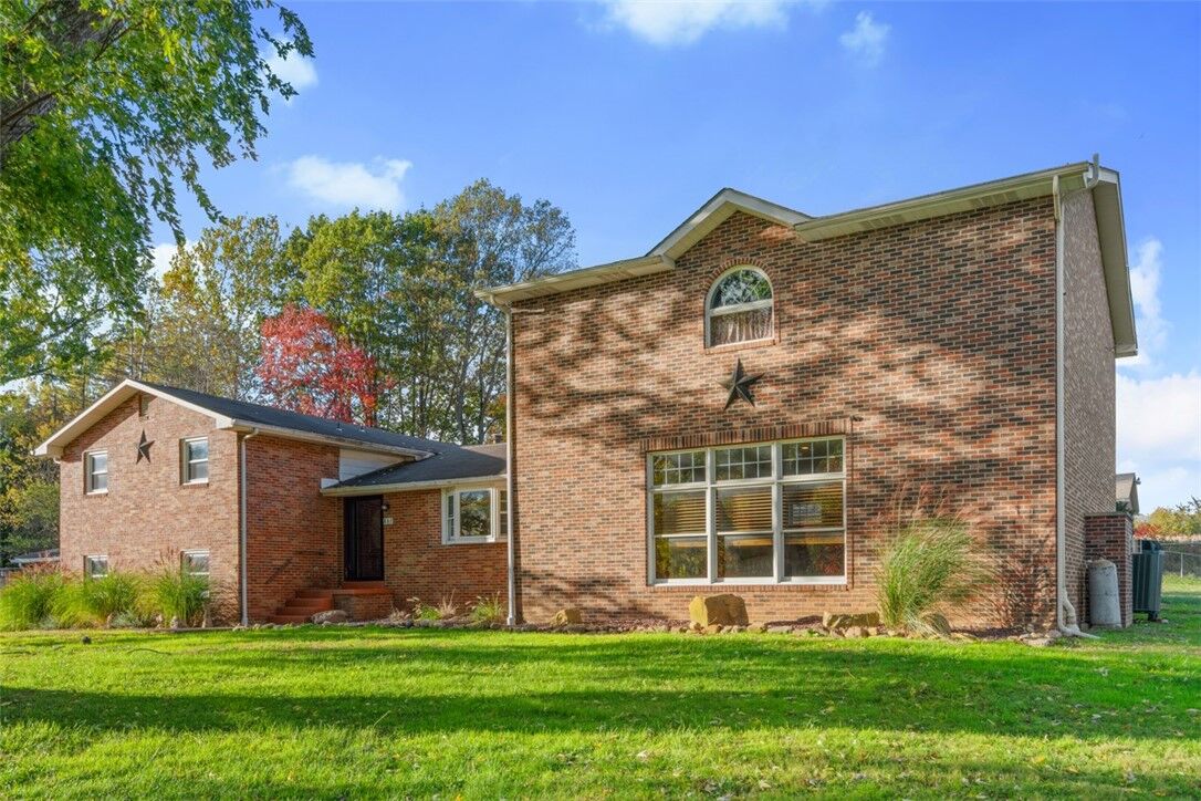 Property Photo:  462 Fairlane Blvd  PA 16141 