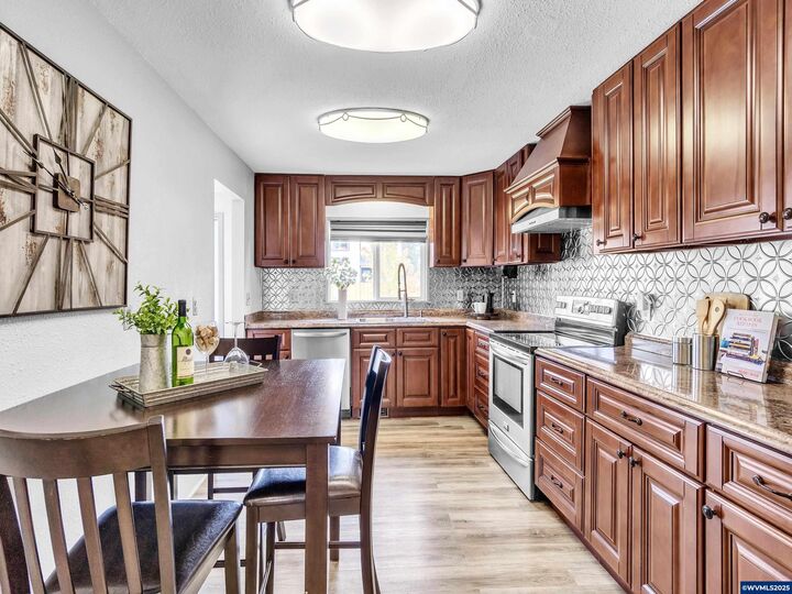 Property Photo: 831 W Oak St OR 97355