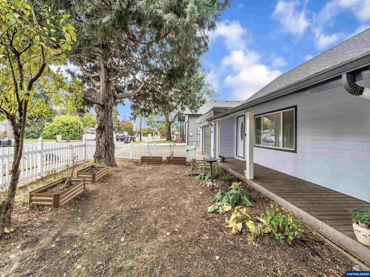 Property Photo:  831 W Oak St  OR 97355 