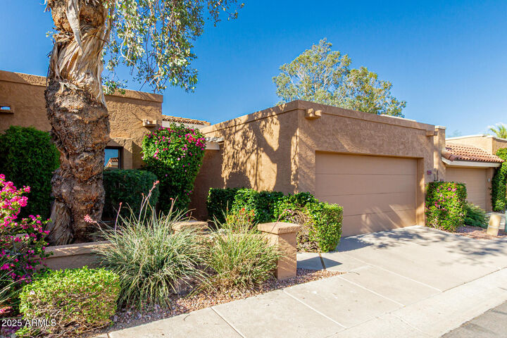 Property Photo:  1010 E Lois Lane  AZ 85020