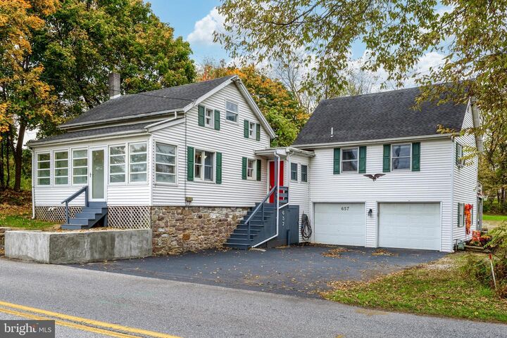 657 Sinking Springs Lane  Emigsville PA 17318 photo