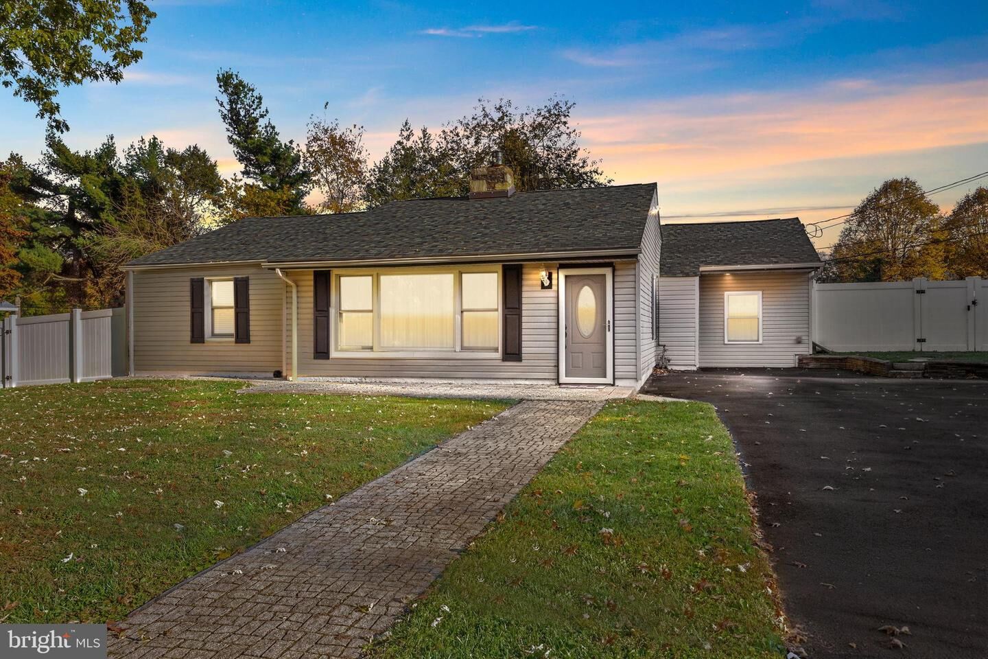 Property Photo:  11 Hilltop  PA 19053