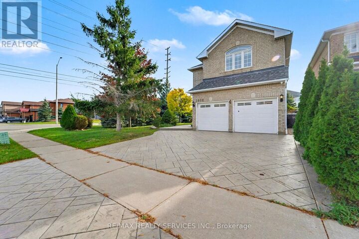 Property Photo: 1032 Blueheron Boulevard Main ON L5V 2J8