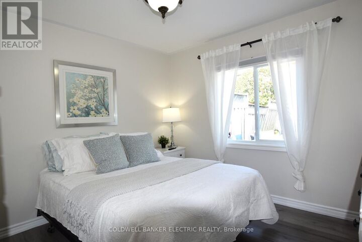 Photo de la propriété:  121 Haden Avenue  ON K9H 7P6