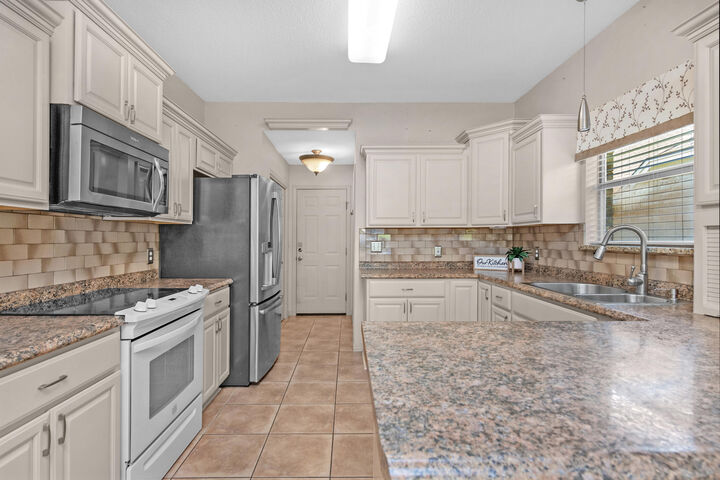 Property Photo: 924 Shalimar Point Drive FL 32579