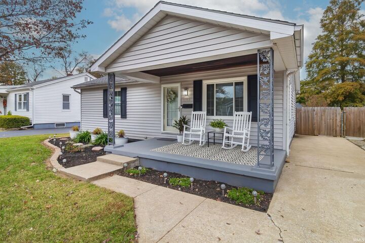 Property Photo:  2318 E Franklin Street  IN 47711