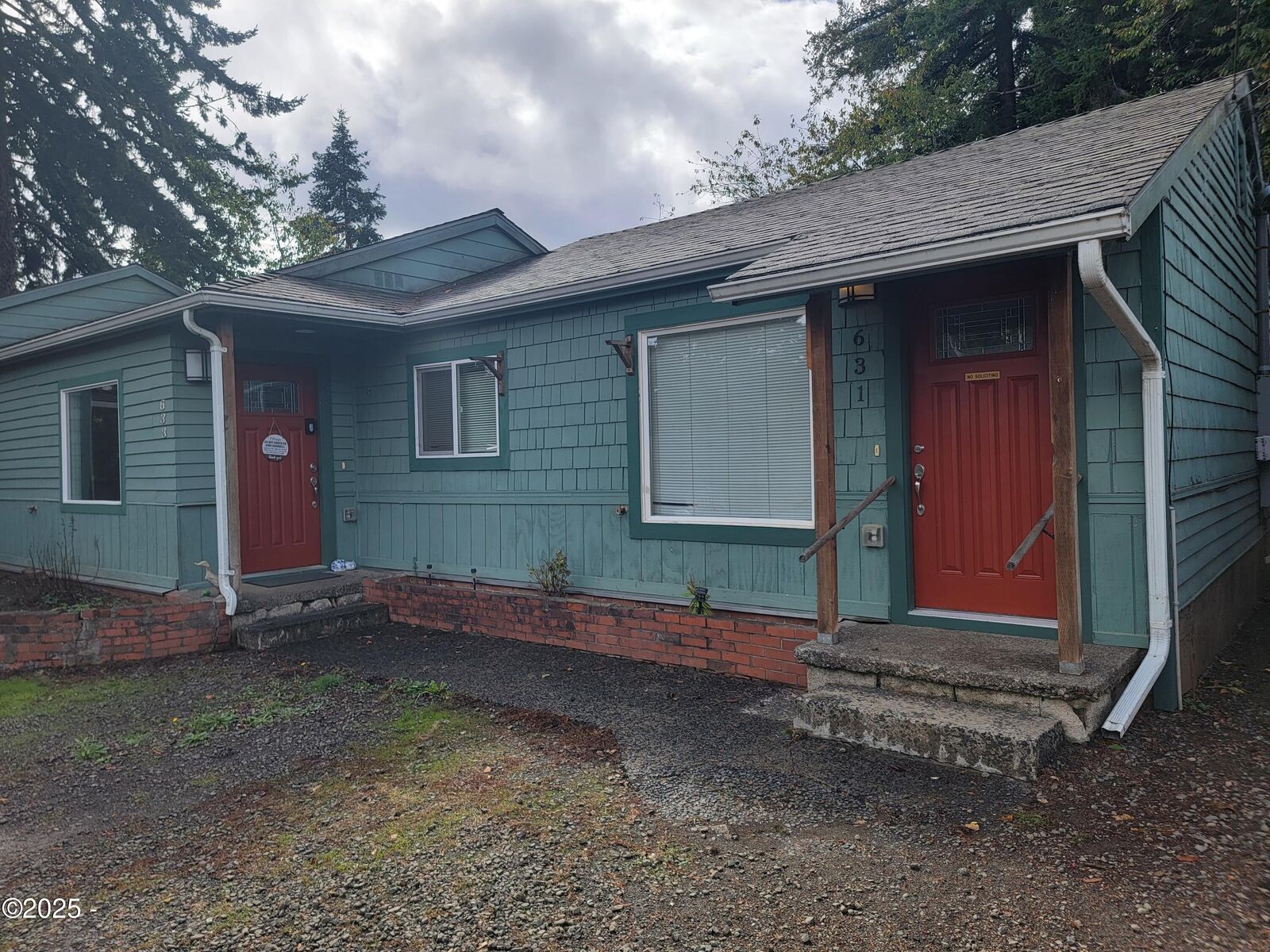 Property Photo:  635, 633 & 631 SE Elder Street  OR 97391 