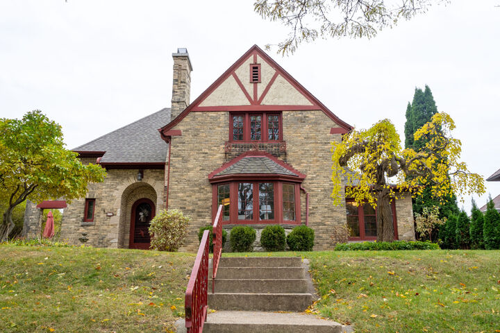 6110 Washington Cir  Wauwatosa WI 53213 photo