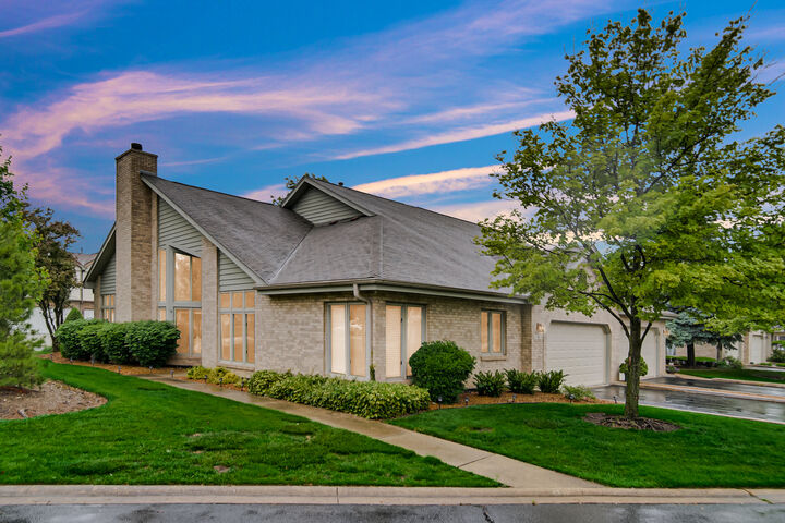 Property Photo:  19 W Bay Road  IL 60463 