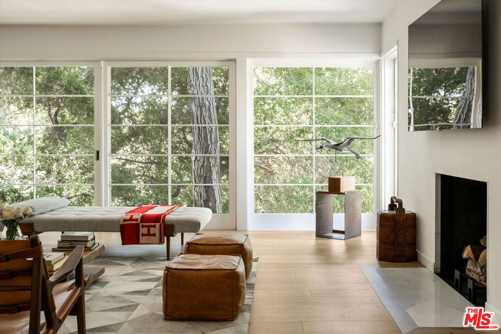 Property Photo:  2410 E Nichols Canyon Road  CA 90046 