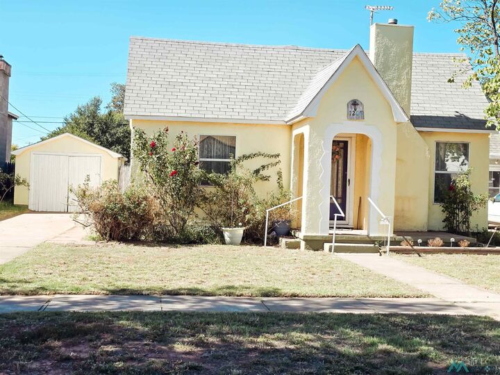 Property Photo:  1208 Ross  NM 88101