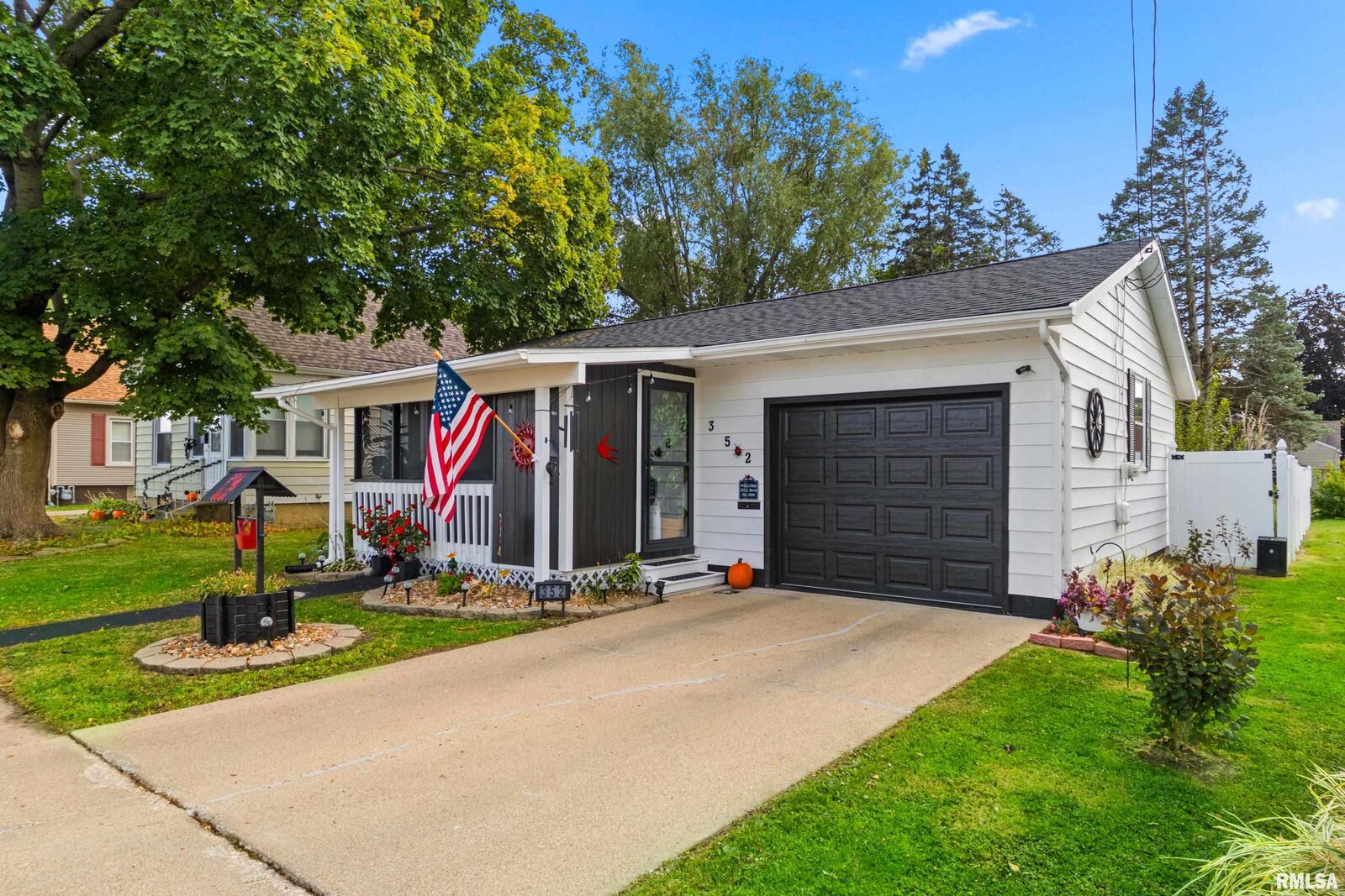 Property Photo:  352 E Birch Street  IL 61520 