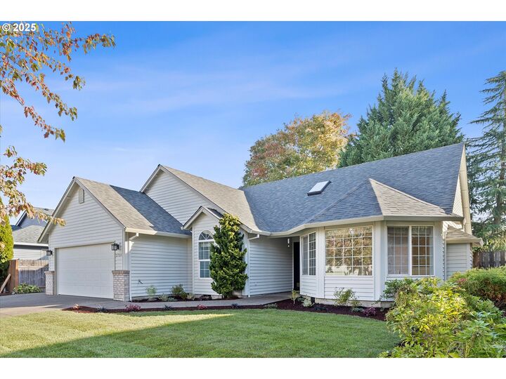 Property Photo:  2708 N Main St  OR 97132