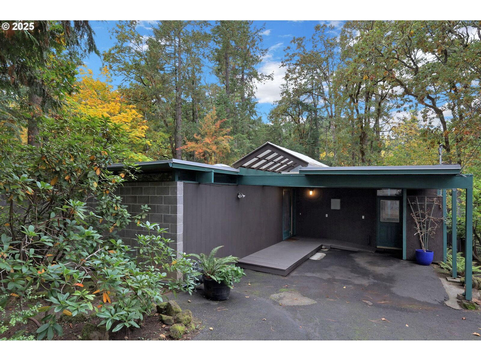 Property Photo:  195 W 35th Pl  OR 97405