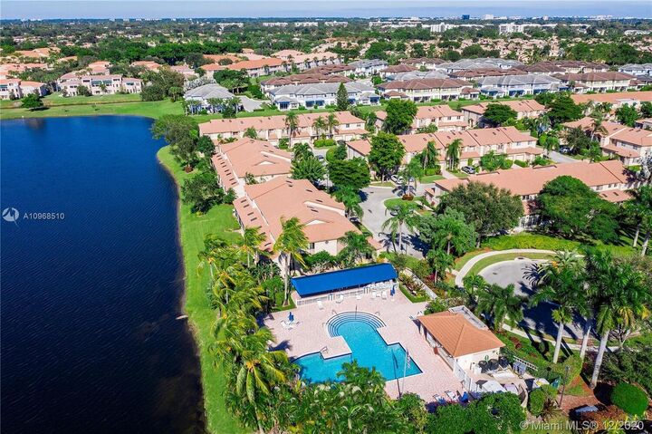 Property Photo:  6809 Via Regina  FL 33433