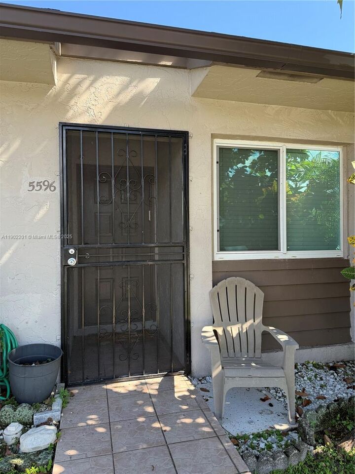 Property Photo:  5596 SW 28th Ter 5596  FL 33312
